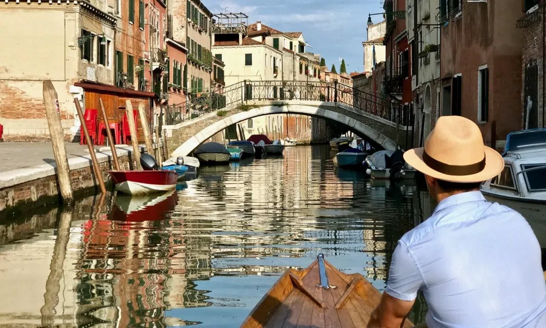 Row Venice — Voga alla Veneta rowing lesson, Venice